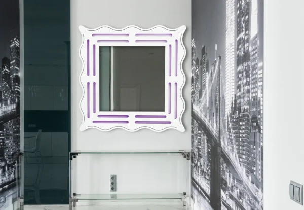 Espejo cuadrado con luz violeta en baño de mármol