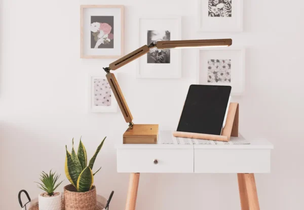 A Plena Luz lámparas y mobiliario de autor Flexo led de alta luminosidad para escritorio de madera