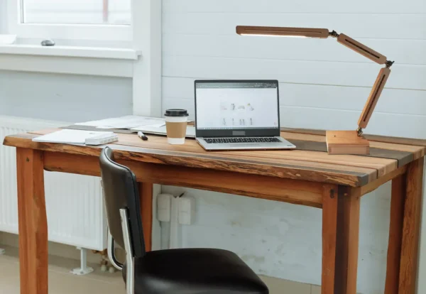 A Plena Luz lámparas y mobiliario de autor Flexo led escritorio de madera