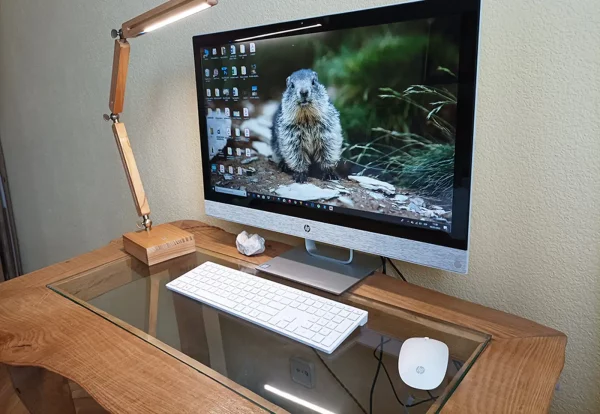 Escritorio de mesa en estilo rústico artesanal en detalle con MAC