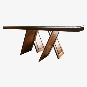 Mesa de peculiar diseño de madera