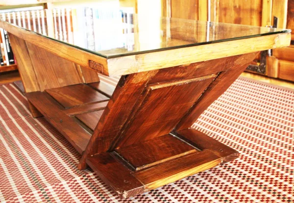 Detalle de una mesa de peculiar diseño